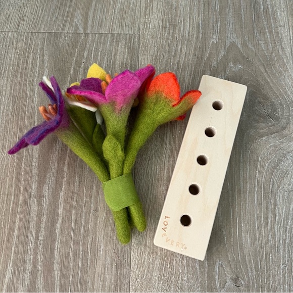 Lovevery Montessori Colorful Felt Flower Arrangement - Picture 4 of 7